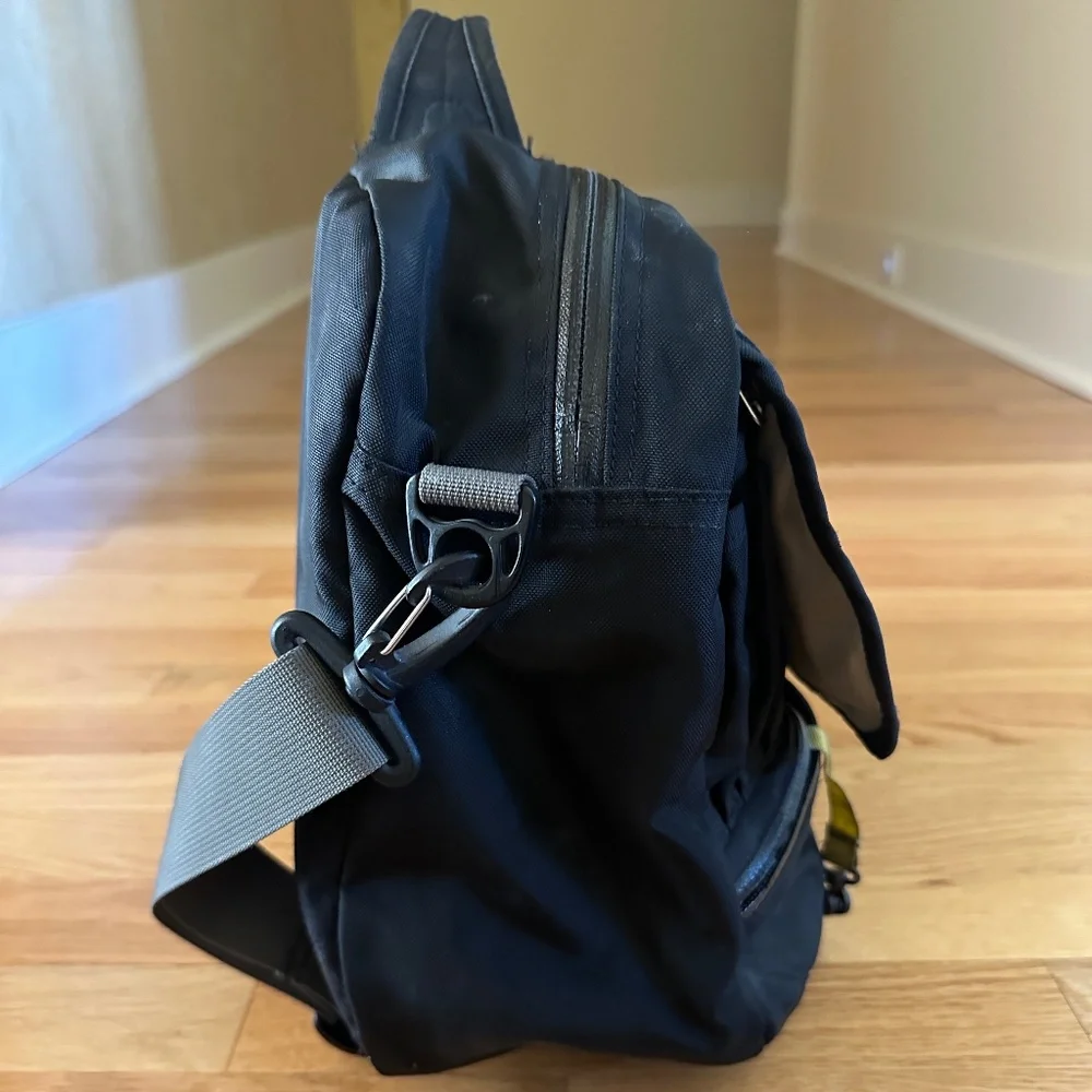 REI Black Messenger Bag Satchel Shoulder Bag
